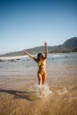 Darby Top - Tropicale -VitaMode Store 240118 skatie 10299 Edit fc625c69 afec 429e a256 7b6a3715c525