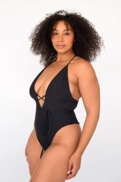 Lynn One Piece - Black -VitaMode Store SKATIE BlackRe stockCURVE 76