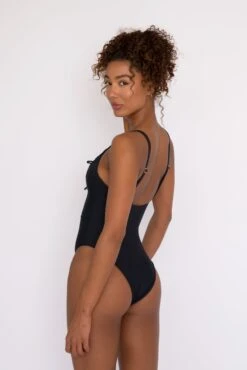 Nikki One Piece - Black -VitaMode Store SKATIE black 77